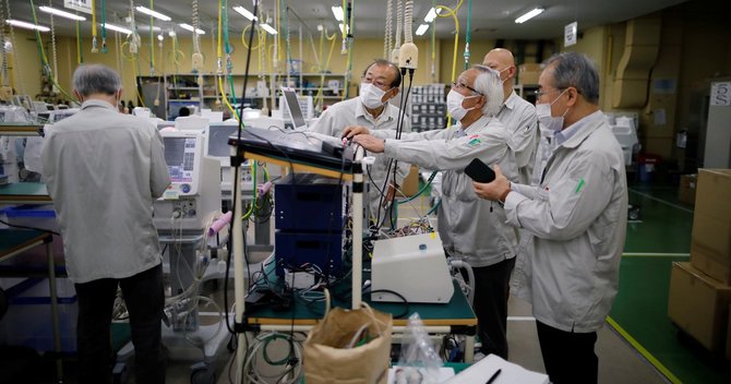 人工呼吸器のチェックをするメトランの従業員