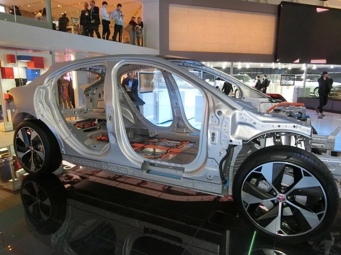 I-PACEの車体骨格。床面にリチウムイオン二次電池を90kWh搭載