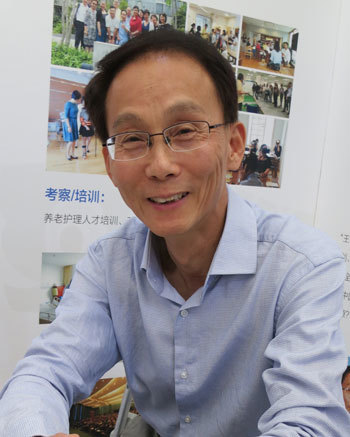 殷志剛氏は上海市の介護のエキスパート