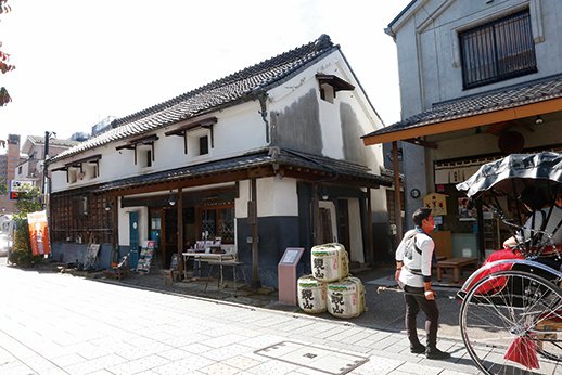 新蔵は松本醤油商店の敷地内に