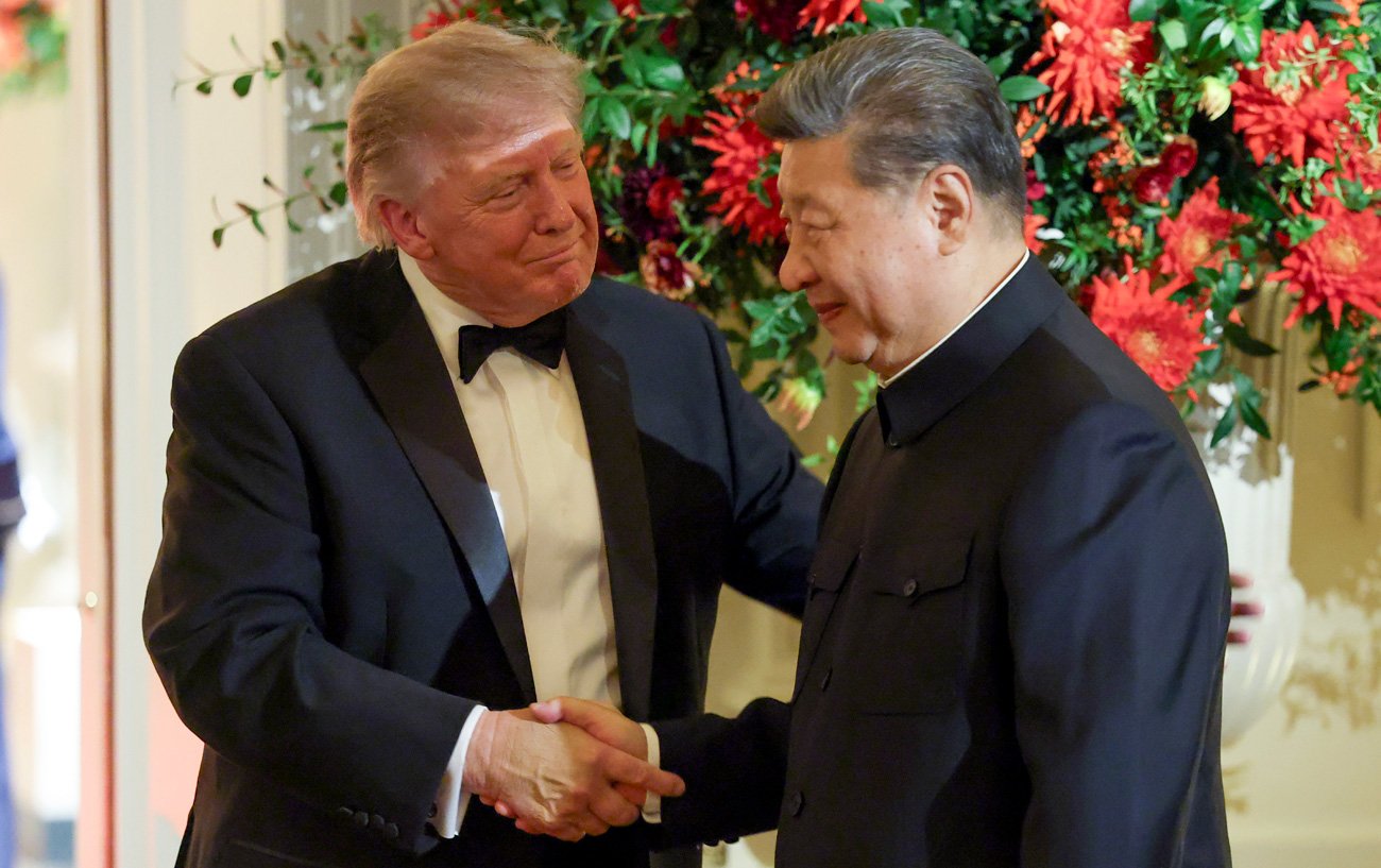 ホワイトハウス・イーストルームで開催された国賓晩餐会で、中国の習近平国家主席を出迎えるドナルド・トランプ米大統領