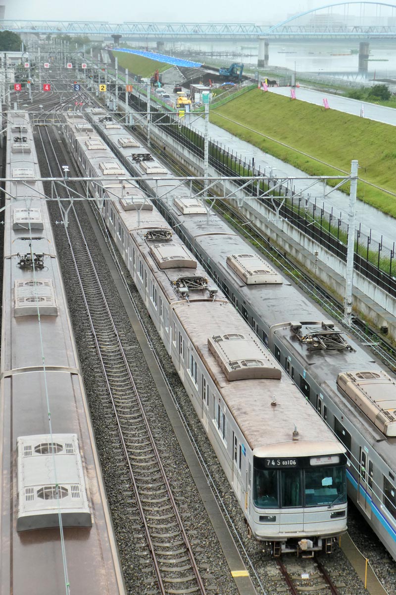 写真:深川検車区行徳分室に留置されている03系