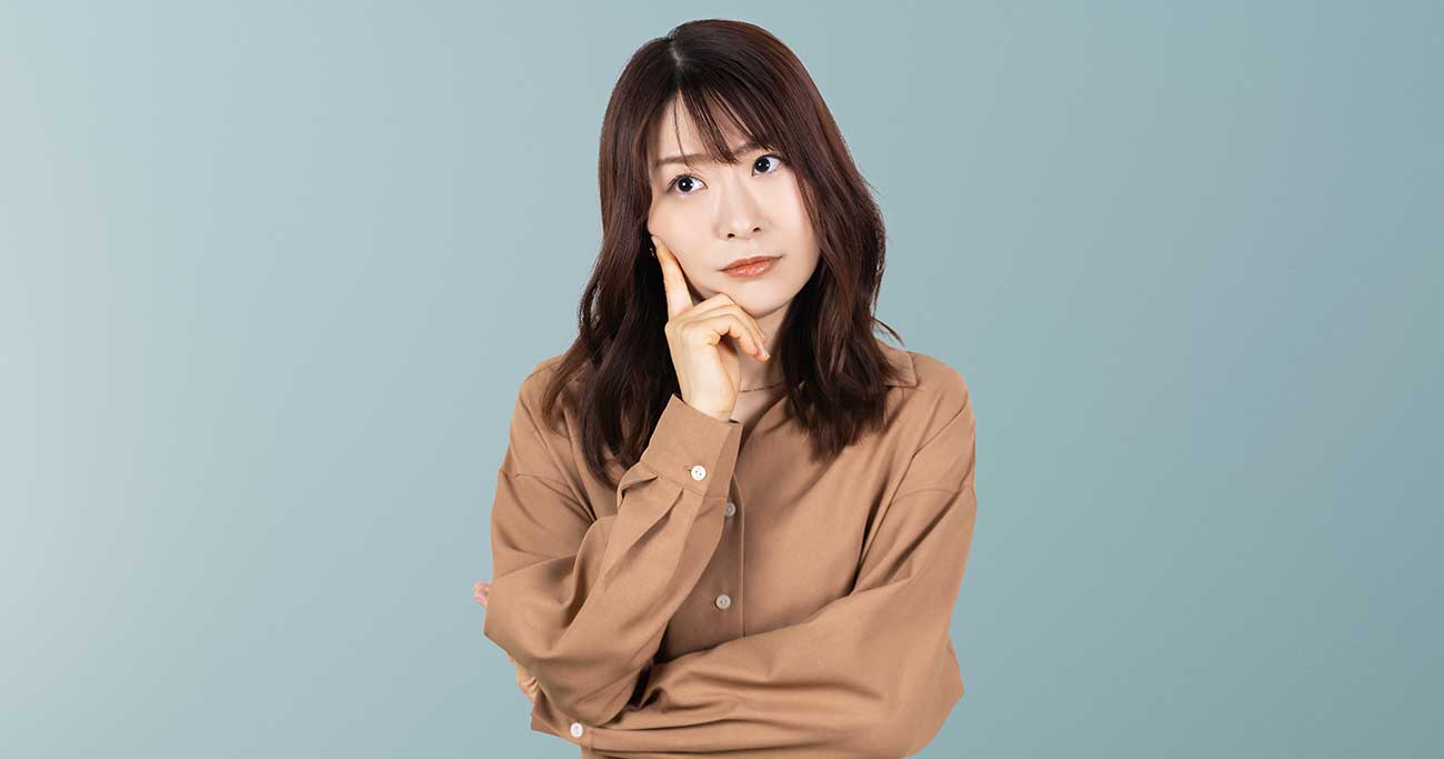 考える