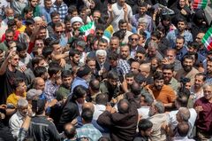 イラン新大統領、生き残った用心深い改革派