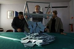 仏大統領選、マクロン氏とルペン氏が24日の決選投票へ