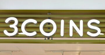 【3COINS】カードが60枚も入った!ガバッと開く「ぺたんこポーチ」小物をスッキリ持ち歩けて大助かり!《購入レビュー》