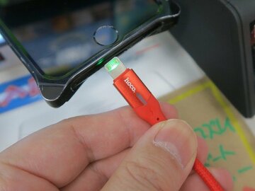 暗くてもコネクターが見えるLEDを仕込んだLightningケーブル