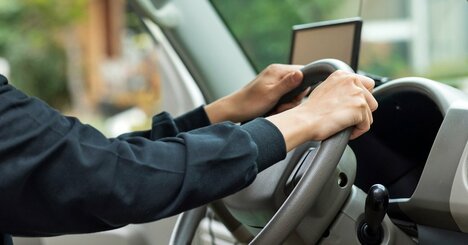運転中に歩行者が「お先にどうぞ」と合図、動き出してもOK？→弁護士のアドバイスが衝撃だった