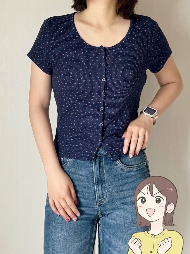 「ズバリ買いです」ユニクロの“790円トップス”1枚でコーデが華やかになる可愛さ！「パンツにもスカートにも合う」「色違いで購入」《着用レビュー》