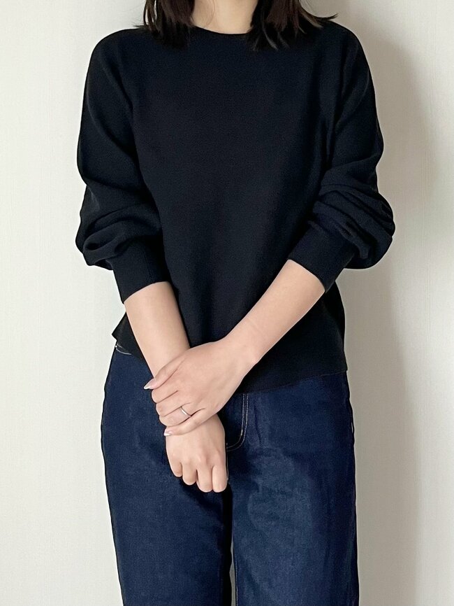「色違いも購入したい」「着てみて即決」ユニクロの“着回しニット”ぽわんとした袖が可愛い!「春先にヘビロテ必須です」