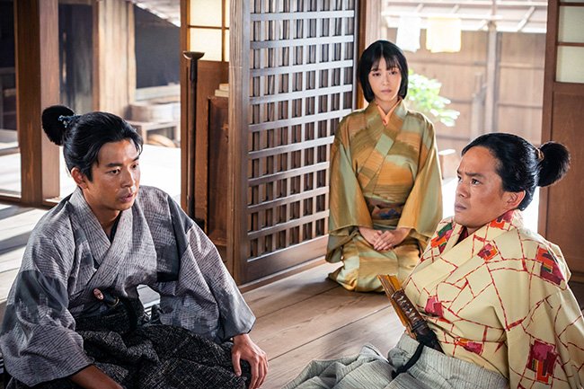 『豊臣兄弟！』第10回より。右から豊臣秀吉／木下藤吉郎（演：池松壮亮）、妻の寧々（演：浜辺美波）、豊臣秀長／木下小一郎長秀（演：仲野太賀）　（C）NHK