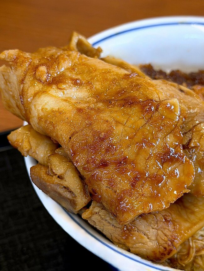 「こういうのがいいんだよ」 かつやの“豪快すぎるメニュー”お肉がドドンとのっててボリューム凄い!「白ごはんがドンドン進みます!」「パワーみなぎる男飯」