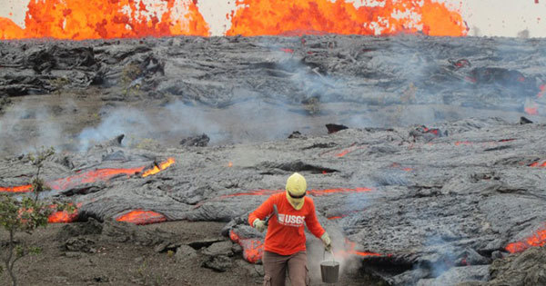2011年の噴火で溶岩サンプルを集める地質学者 2011年の噴火で溶岩サンプルを集める地質学者