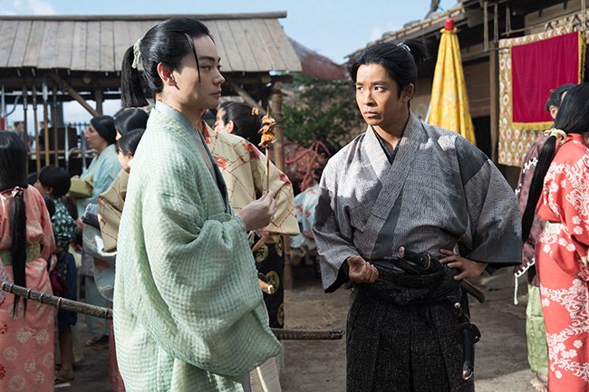 『豊臣兄弟！』第11回より。木下小一郎長秀／豊臣秀長（右、演：仲野太賀）と竹中半兵衛（左、演：菅田将暉）　（C）NHK