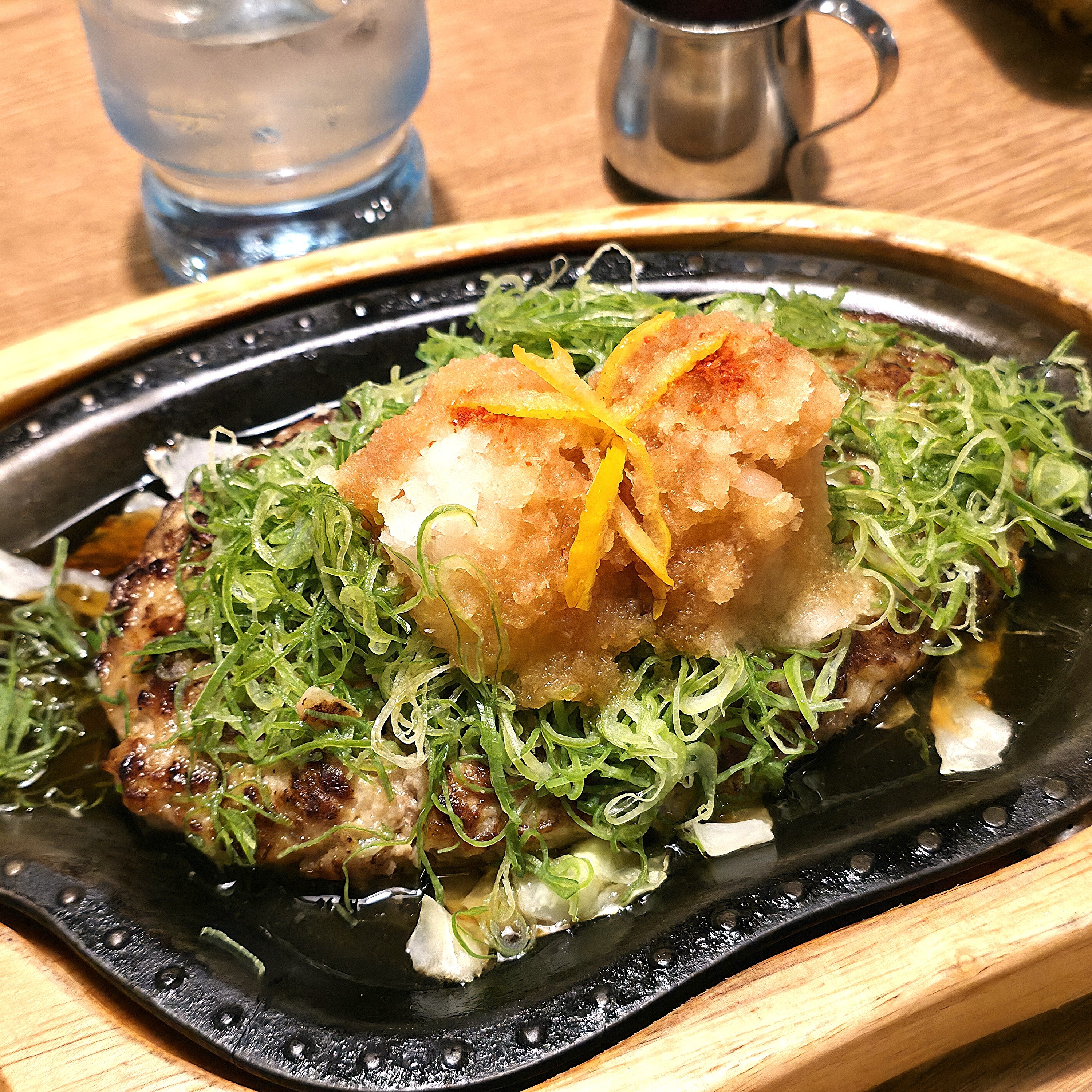 ほぼ一面“ねぎ”なんだけど！びっくりドンキーの知る人ぞ知るメニュー「ねぎまみれハンバーグ」がヤバい！ねぎにハンバーグが埋まっちゃってるよ…！