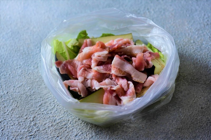 【カンタンなのに料亭風! レンチンレシピ】<br />うどんと相性バツグン!<br />とろとろになったなすがたまらない