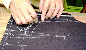 “現代の名工”が手縫いで仕立てるこだわりのスーツが支持を集める