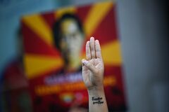 3本指の抵抗サイン、アジア民主運動の象徴に