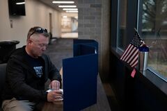 米中間選挙、有権者「脅し」に身構える当局