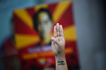 3本指の抵抗サイン、アジア民主運動の象徴に