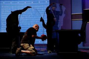 米副大統領討論会、アクリル板でコロナ対策も残る懸念