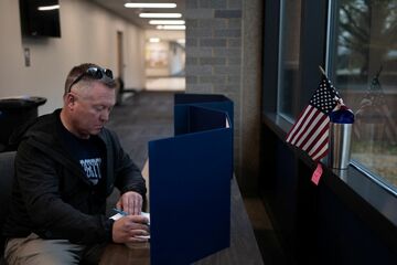米中間選挙、有権者「脅し」に身構える当局