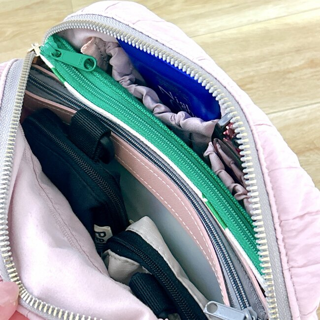 かわいすぎて色違いもほしい!しまむら×サンリオの「ポケットたくさんポーチ」たっぷり収納できるし、ガバッと開いて使いやすい!