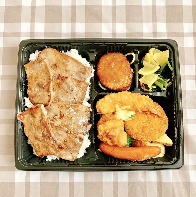 おかずの量がおかしいって…！ほっともっとの“よくばり弁当”ステーキ6枚、エビフライ、から揚げ、メンチはやりすぎだよ！「肉祭りみたい」「インパクトでけぇ…」