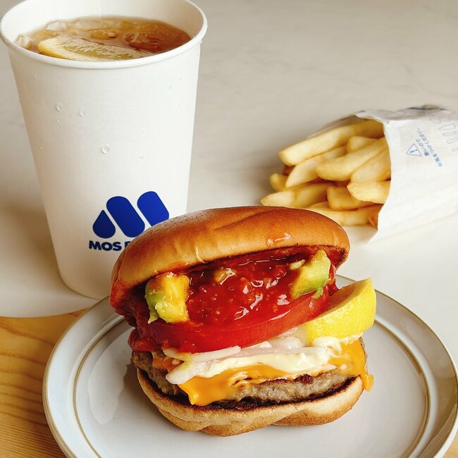 「毎日食べたい」の声も。モスバーガーの“夏限定やみつきメニュー”具だくさんで迫力がスゴい！「美味しすぎて鳥肌立った」「絶対リピする！」《実食レビュー》