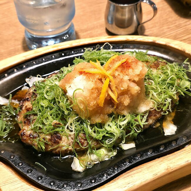 ほぼ一面“ねぎ”なんだけど！びっくりドンキーの知る人ぞ知るメニュー「ねぎまみれハンバーグ」がヤバい！ねぎにハンバーグが埋まっちゃってるよ…！