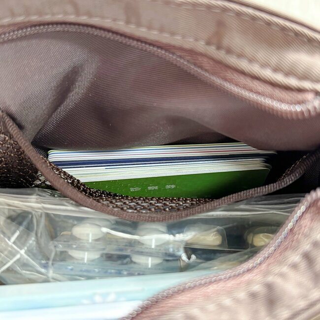 お薬手帳や内服薬がまるっと入った！アフタヌーンティーの「ポケットたくさんバッグ」マチの大きさを変えられて便利！《購入レビュー》