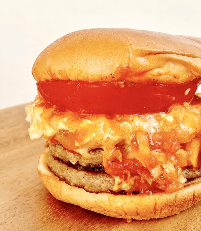 「嘘みたいなボリューム」「アゴ砕けそう」モスバーガーの“15時から頼めるメニュー”お肉の量がとんでもない！「食べ応えがエグくてやばかった」