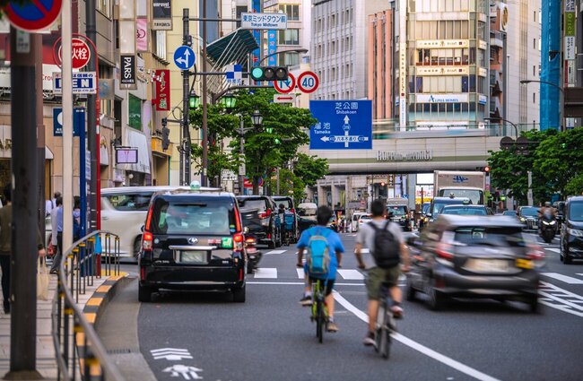 左折時は横断歩道の歩行者だけでなく後方から来る自転車にも注意を払う必要がある