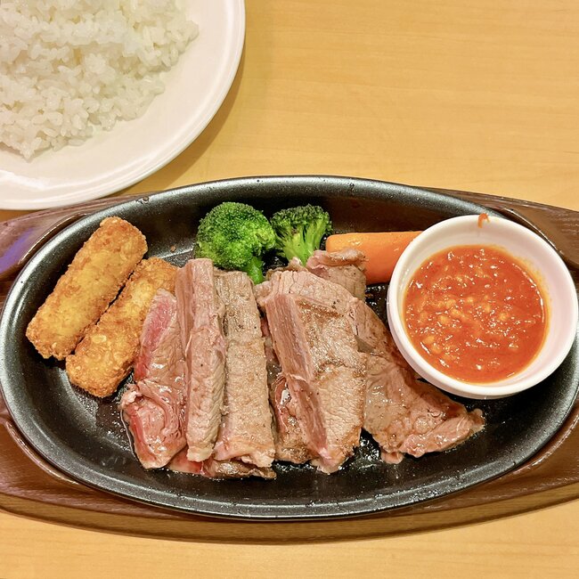 こりゃリピートしたくなるわ。ガストの「お肉もりもりメニュー」がジューシーでたまらない!大ライスがどんどん進んじゃうよ…!