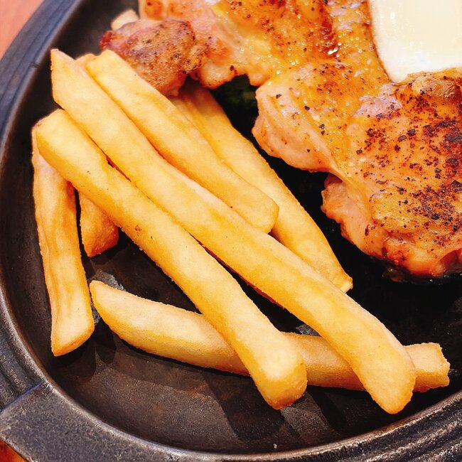 「思ってたサイズの倍」ロイヤルホストの“平日限定ランチ”お肉たっぷりで白米が進む！「文句なしの美味しさ」「ボリューミーでお手頃価格」