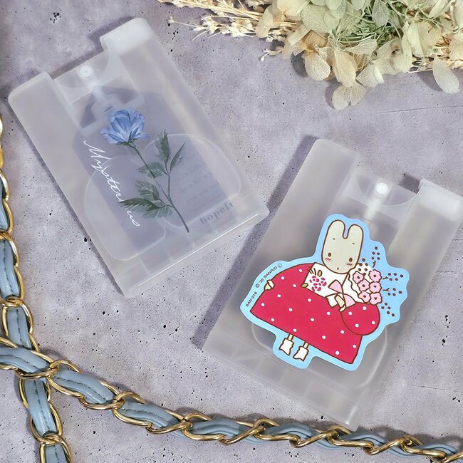 「何軒もまわってようやく見つけた！」セリアの“スリムすぎるスプレーボトル”除菌用アルコールが入れられて便利！「薄いから場所取らん」「もっと早く知りたかった」