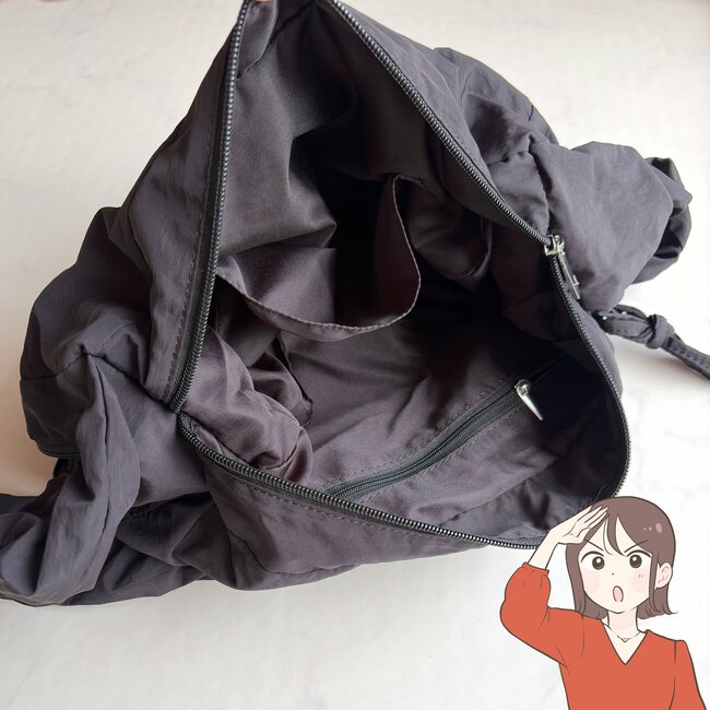 「ペットボトルと傘の収納が独立」3COINSの“天才が考えたバッグ”荷物が濡れなくて嬉しい！「デザイン良し、コスパ良し」「たくさん入ります！」《購入レビュー》