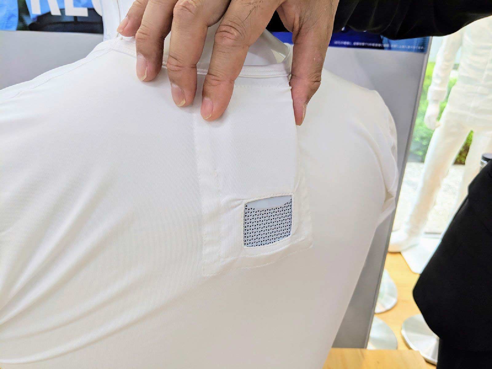 ソニーが開発した「エアコン付きTシャツ」で猛暑日のスーツも快適に!?