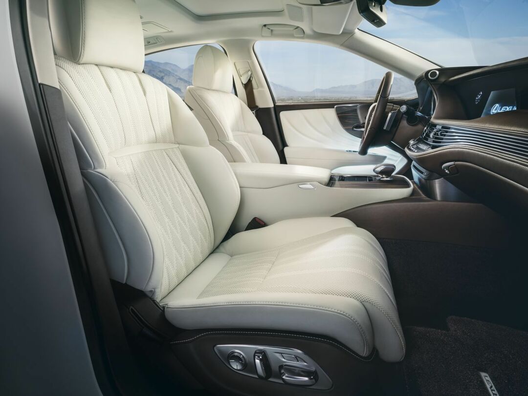 LEXUSの新型LSがついに登場 <br />3.5リッターV6ツインターボも搭載