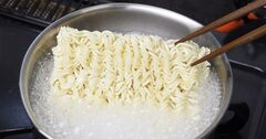 即席めんは「ゆでた湯を捨てる」　プロが指摘する「食べてはいけない」もの