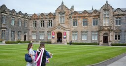 英スコットランド名門大に押し寄せる米国人