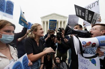 中絶の権利認めた「ロー対ウェイド判決」 米国民の過半数支持　WSJ調査
