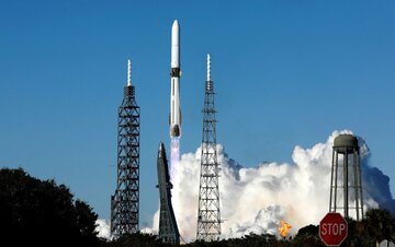 ベゾス氏vsマスク氏、激化する宇宙競争