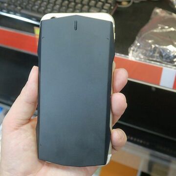 6本指操作も！ スマホ裏面に貼り付けるタッチパッド型コントローラー
