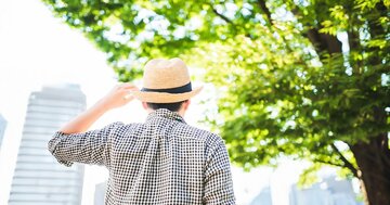 散歩中にアイデアが湧くのはなぜ?脳科学が注目する「ボーッとする時間」の力