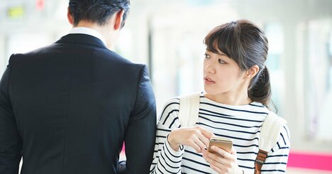 「駅でおじさんにぶつかられてホームに落ちそうになった」怒る同僚女性→どうリアクションすべき？
