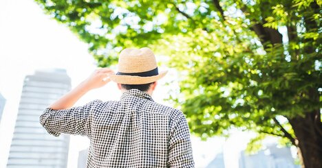 散歩中にアイデアが湧くのはなぜ？脳科学が注目する「ボーッとする時間」の力