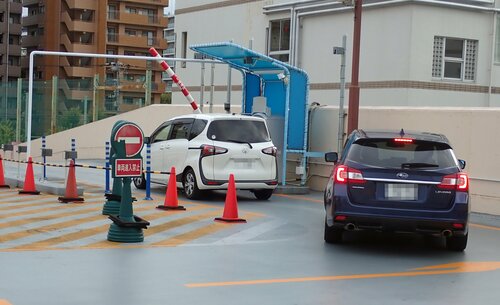駐車場で「クルマをこする人」「こすらない人」の決定的な違い、油断していたら「ガリッ」
