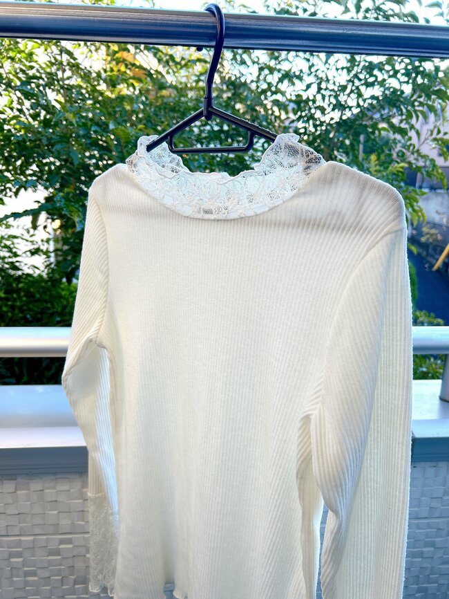 「オンライン秒で売り切れました」店舗でみつけたらラッキー!しまむらの“華やかトップス”1枚でも重ね着してもかわいい!「田舎のしまむらにはまだ残ってますよ」「なんとかGETしてきました」