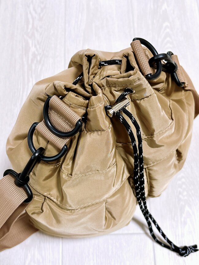 「毎日使ってます」「買って良かった」3COINSの“荷物がたっぷり入る巾着ショルダー”ガバッと開いて使いやすい！「天気に関係なく使いたくなる可愛さ」